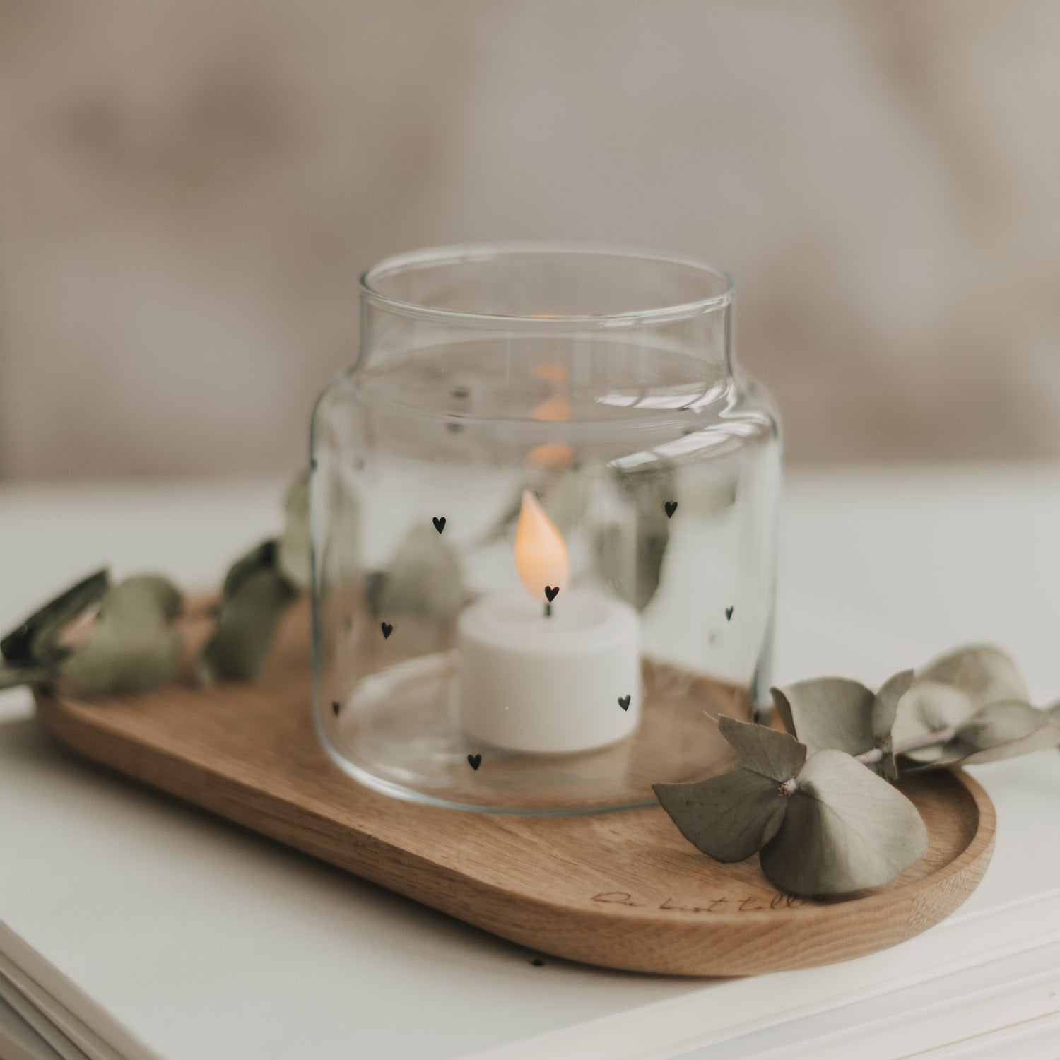 Klare Glasvase mit Herzmotiven, runder Bauchkörper und große Öffnung
