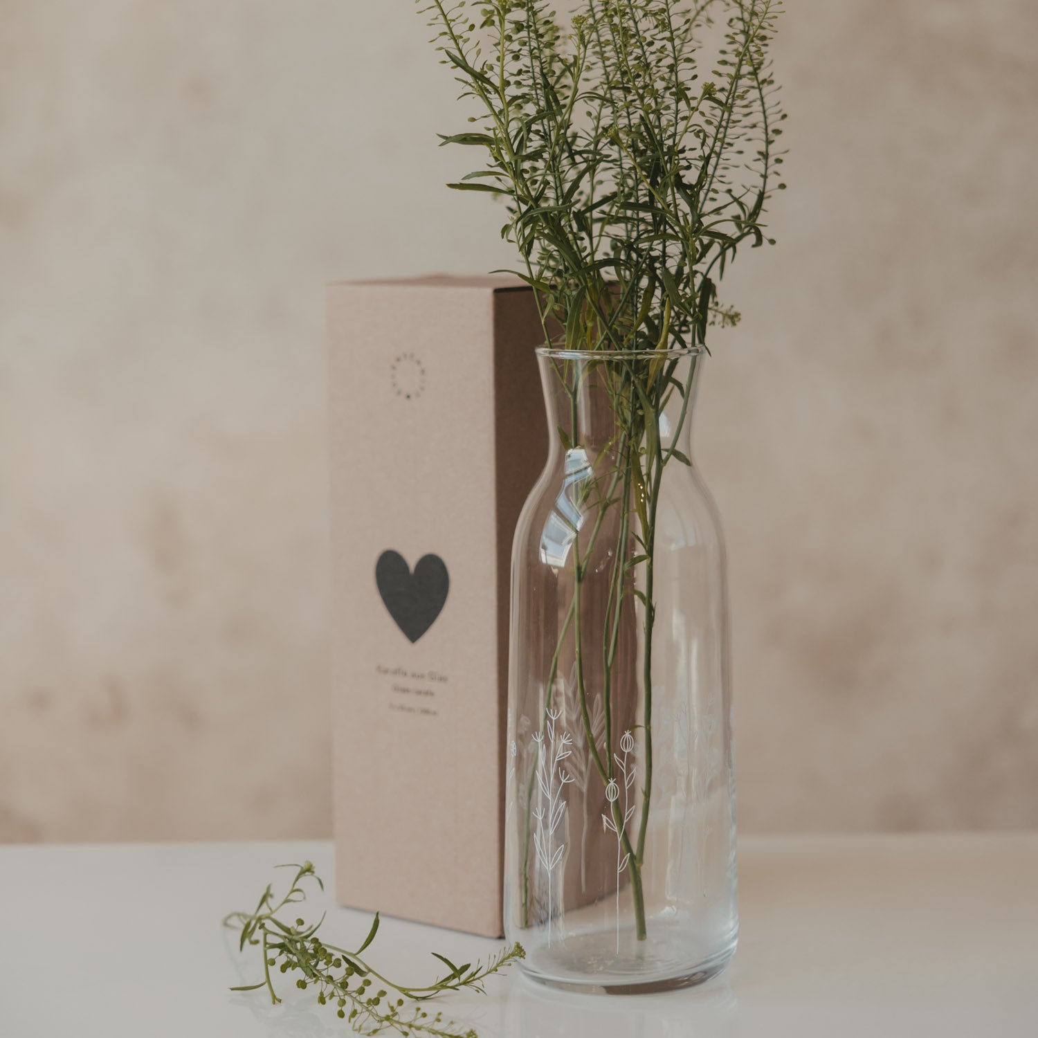 Transparente Glas-Karaffe mit Aufdruck „Blumenwiese“, schmale Öffnung, 1,2 l