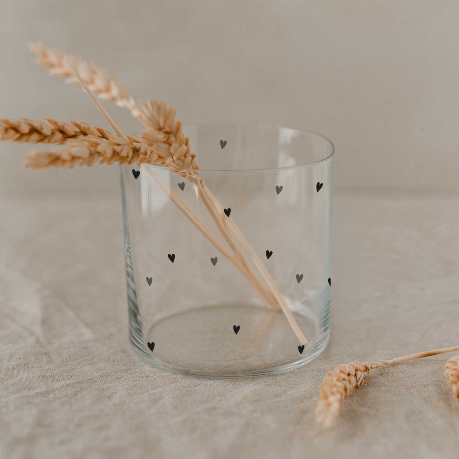 Trinkglas mit Herz-Motiv, transparent; leicht gerader Rand