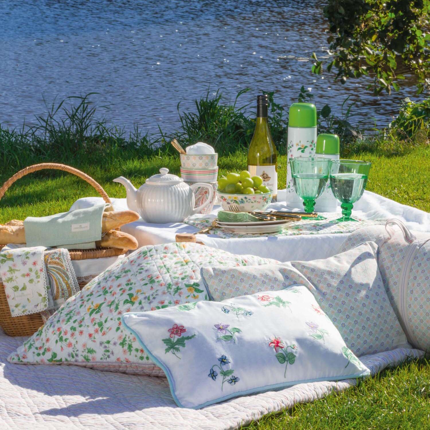 Kissenbezug mit Stickerei "Karolina" - 30x50 cm (White) GreenGate
