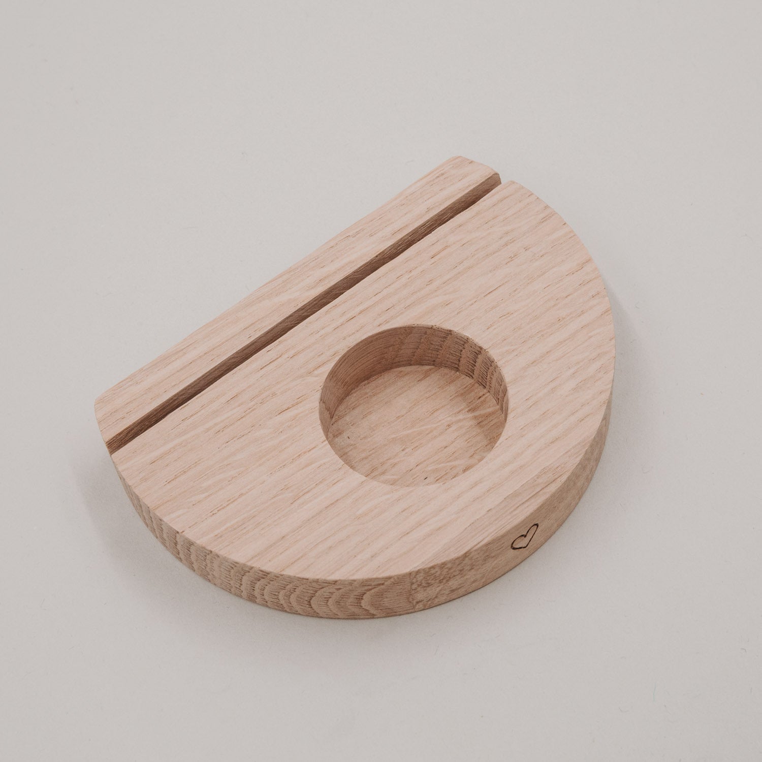 Teelicht-Kartenhalter aus Holz in Herzform mit Kerzenmulde und Herz-Zeichen