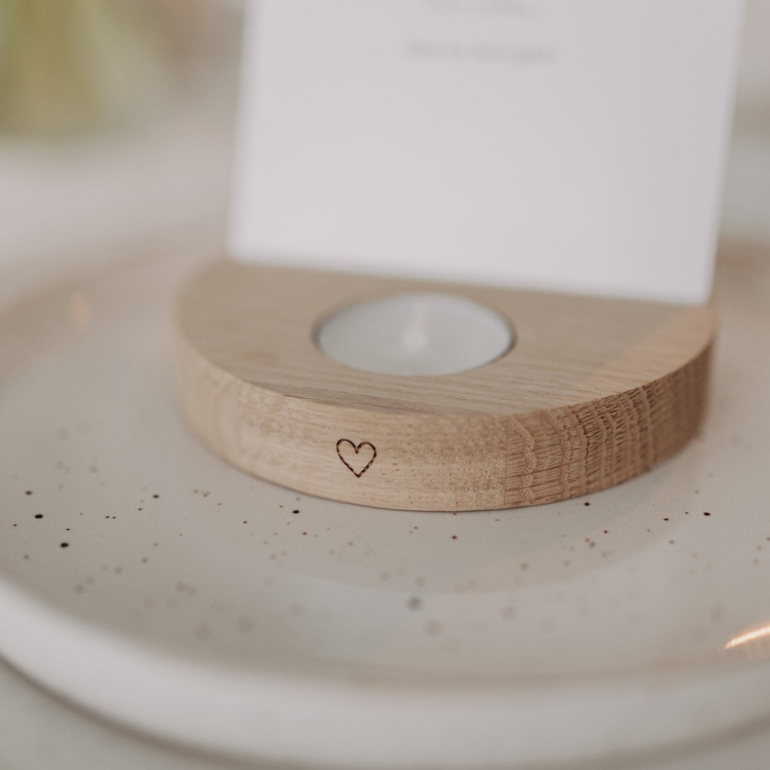Teelicht-Kartenhalter aus Holz mit Kerzenöffnung und Herz-Symbol auf der Vorderseite