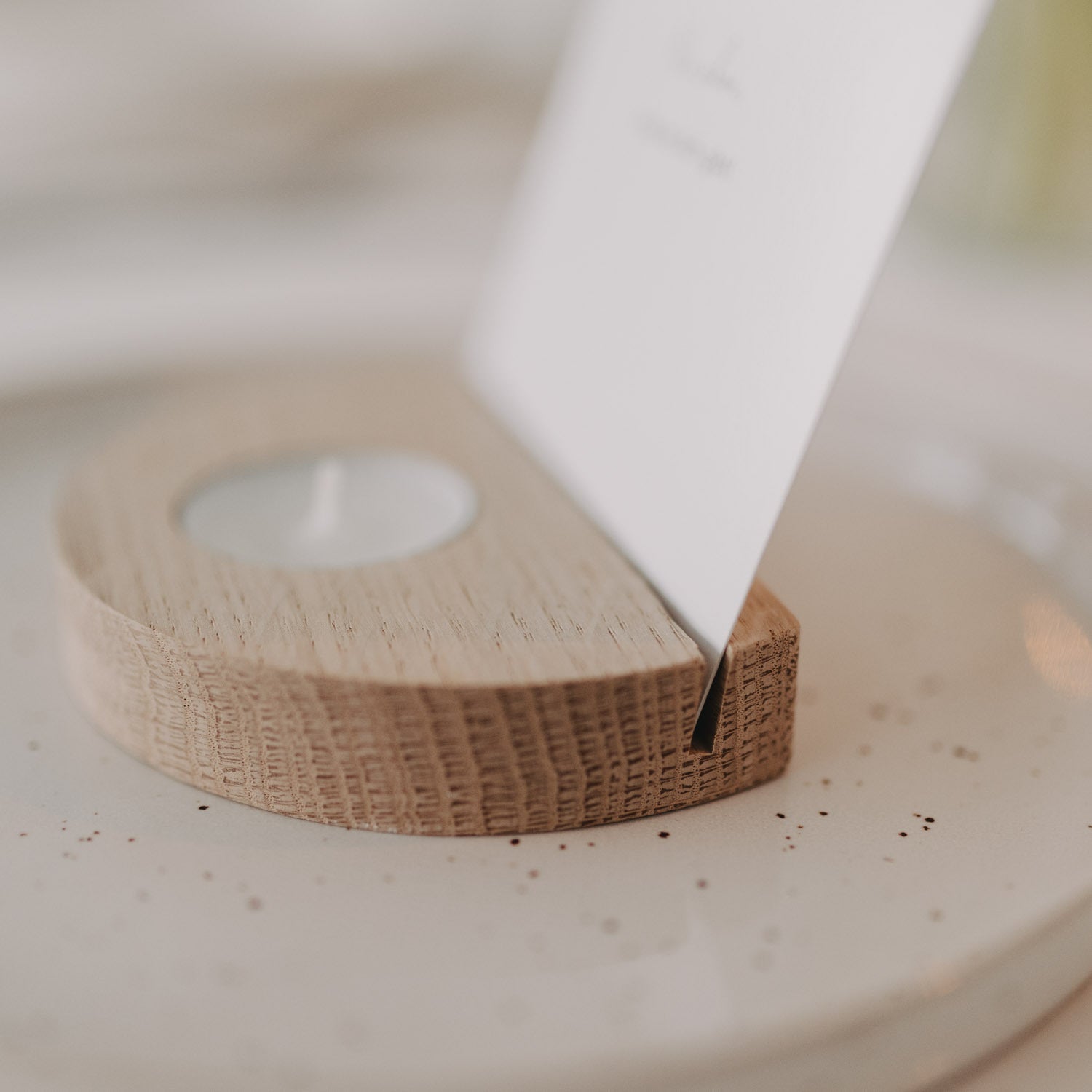Teelicht-Kartenhalter aus hellem Holz mit Kerzenöffnung, Herz-Motiv und Karte im Schrägstand