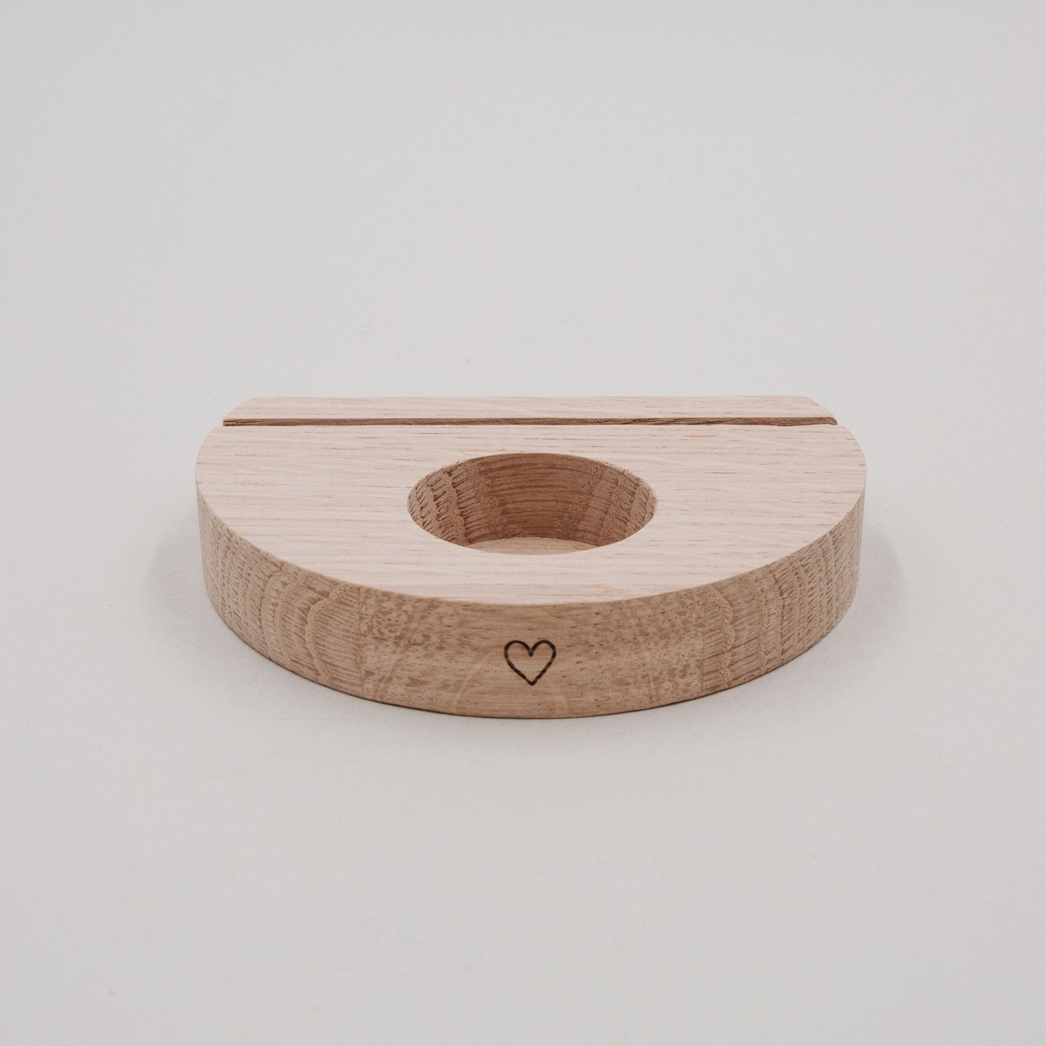 Teelicht-Kartenhalter aus hellem Holz mit runder Kerzenöffnung und Herzgravur