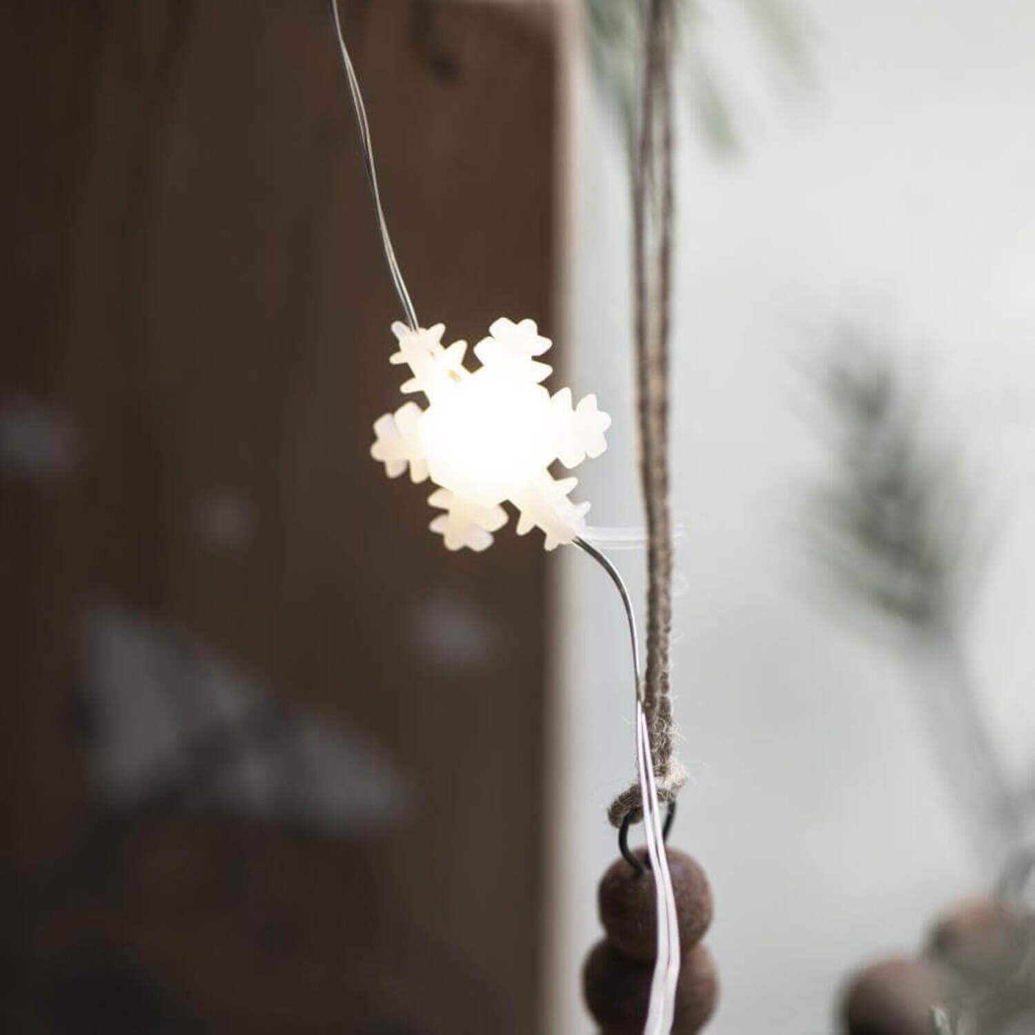 Lichterkette mit Schneekristallen