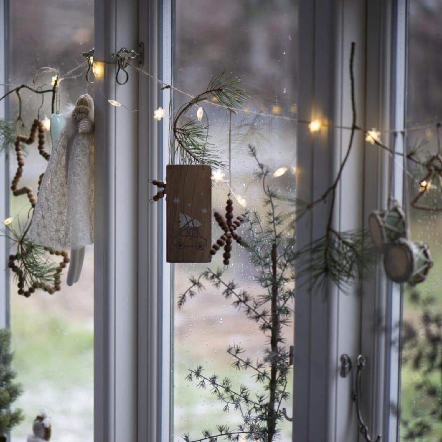Lichterkette mit Schneekristallen