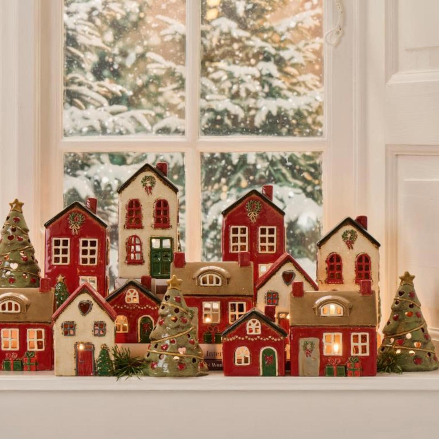 Ib Laursen Haus für Teelicht "Stillenat  - rotes Dach und Tannenbaum" - 9,7x7,3x14 cm (Beige/Rot/Grün) Ib Laursen