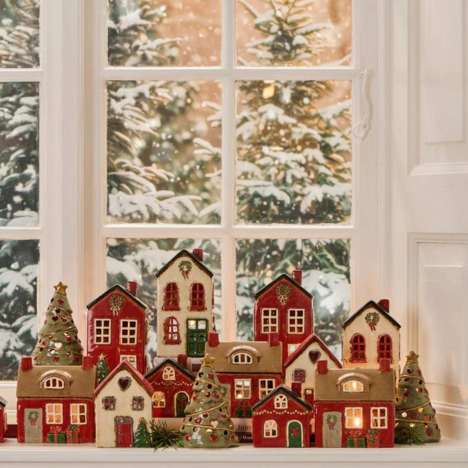 Ib Laursen Haus für Teelicht "Stillenat  - rotes Dach und Tannenbaum" - 9,7x7,3x14 cm (Beige/Rot/Grün) Ib Laursen