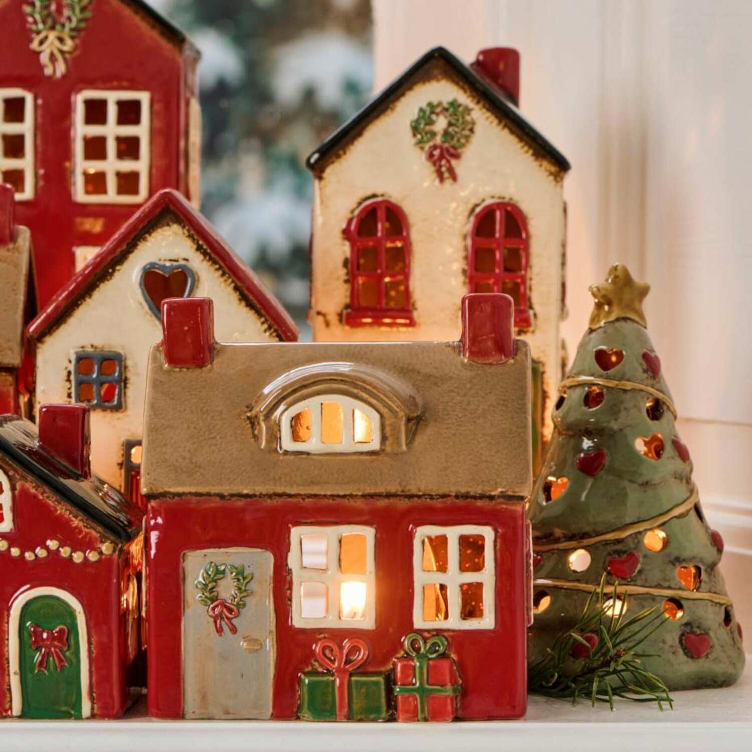 Ib Laursen Haus für Teelicht "Stillenat - Türkranz und Geschenke" - 13x8,5x14 cm (Rot) Ib Laursen