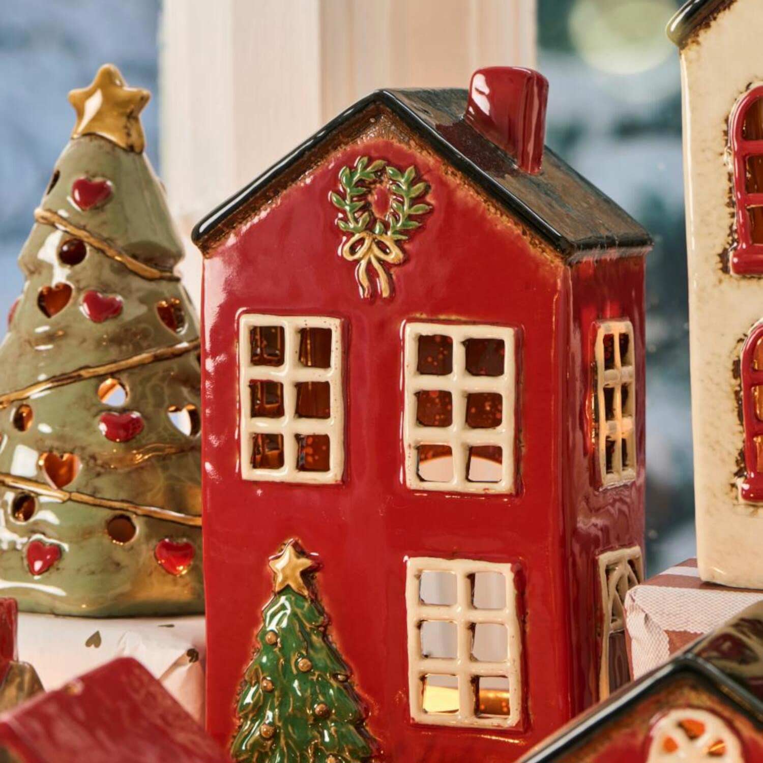 Ib Laursen Haus für Teelicht "Stillenat - Tannenbaum vor dem Haus" - 10,4x7,3x20 cm (Rot) Ib Laursen