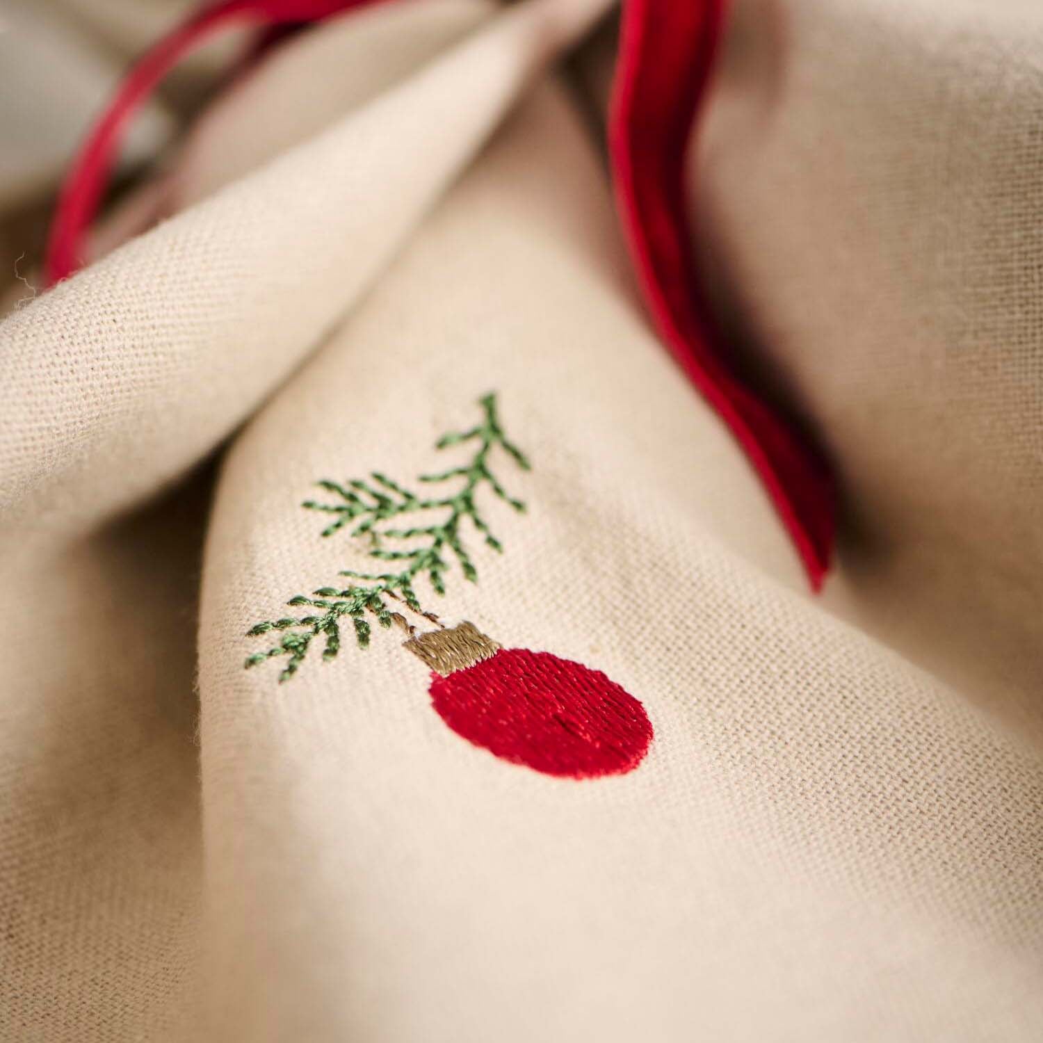 Stoffserviette "Tradition - Weihnachtskugel auf Tannenzweig" - 40x40 cm (Leinenfarbig) Ib Laursen