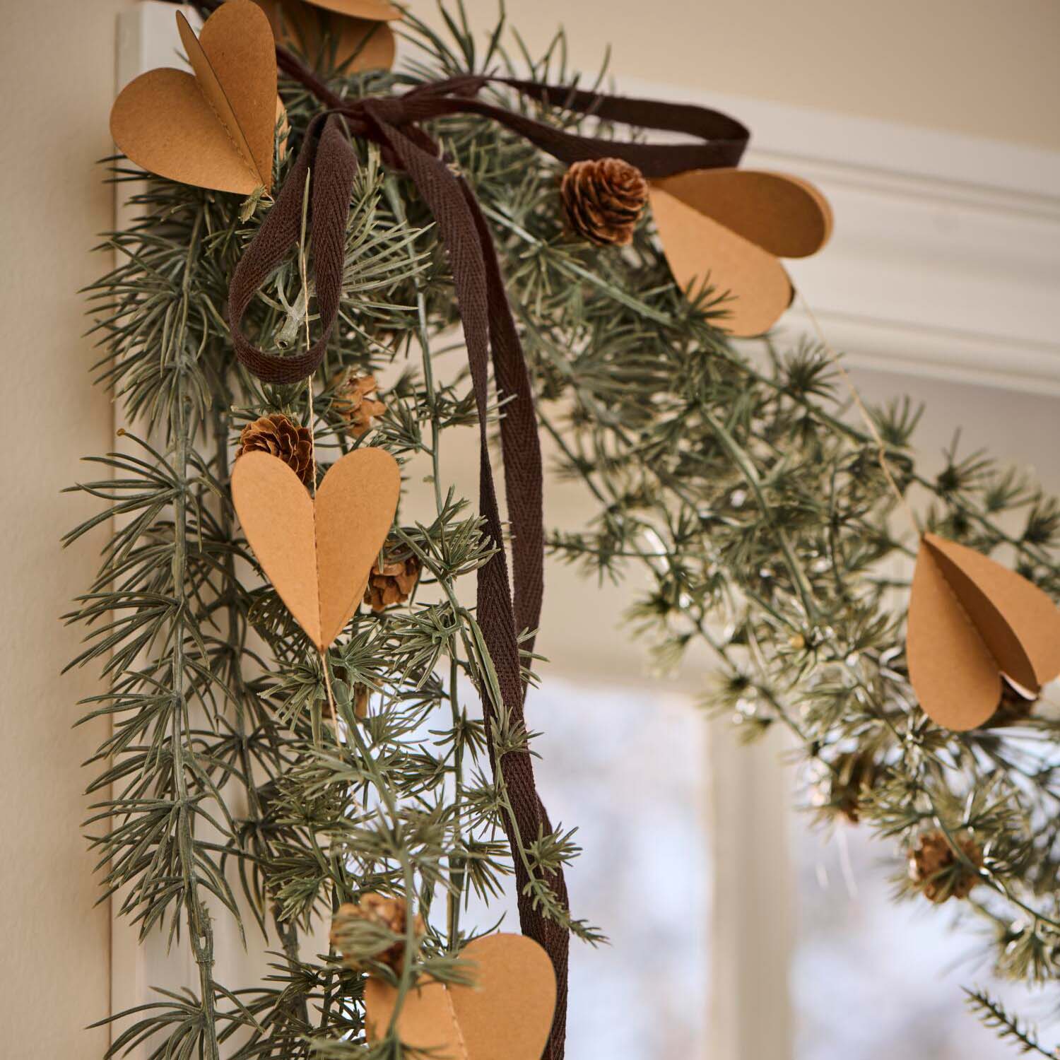 Girlande mit 12 Herzen (Braun) Ib Laursen