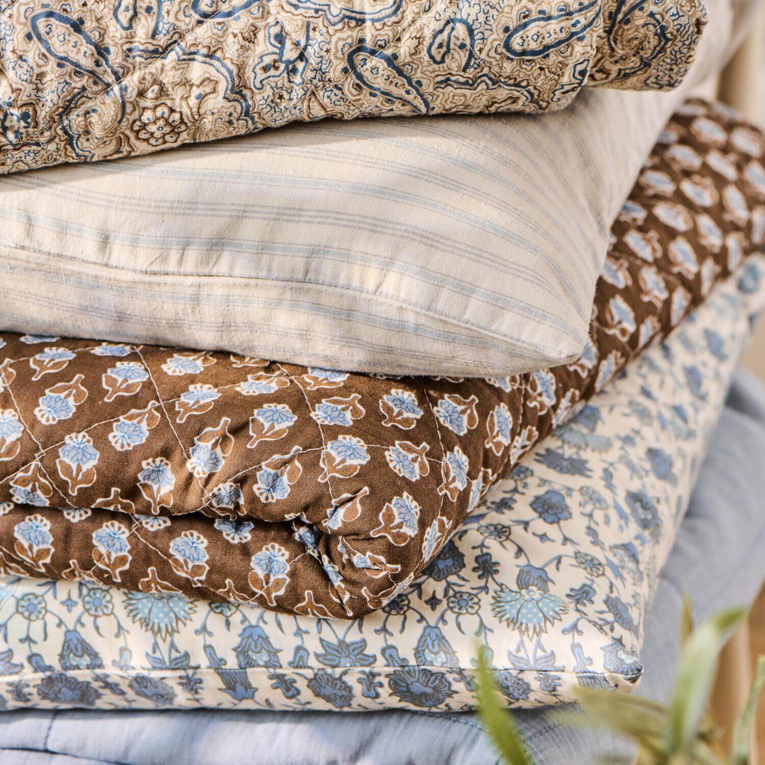 Quilt mit Blumenmuster - 180x130 cm (Dunkelbraun/Blau)