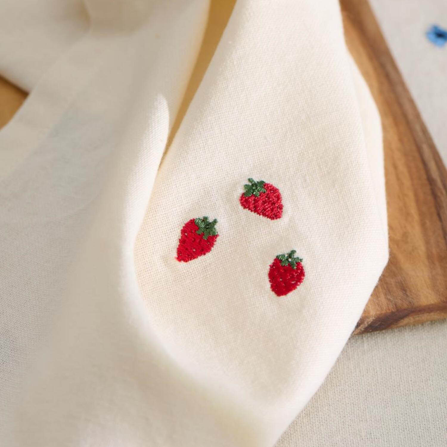 Stoffserviette "Summer Vibes - Erdbeere" - 40x40 cm (Butter Cream)