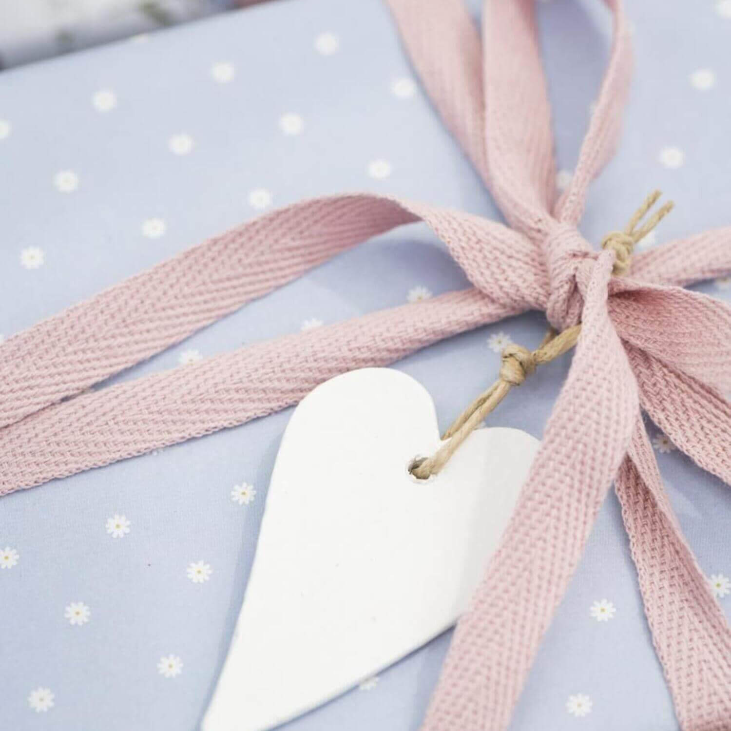 Geschenkpapierrolle "Daisies" - 52,5x500 cm (Grau) Ib Laursen