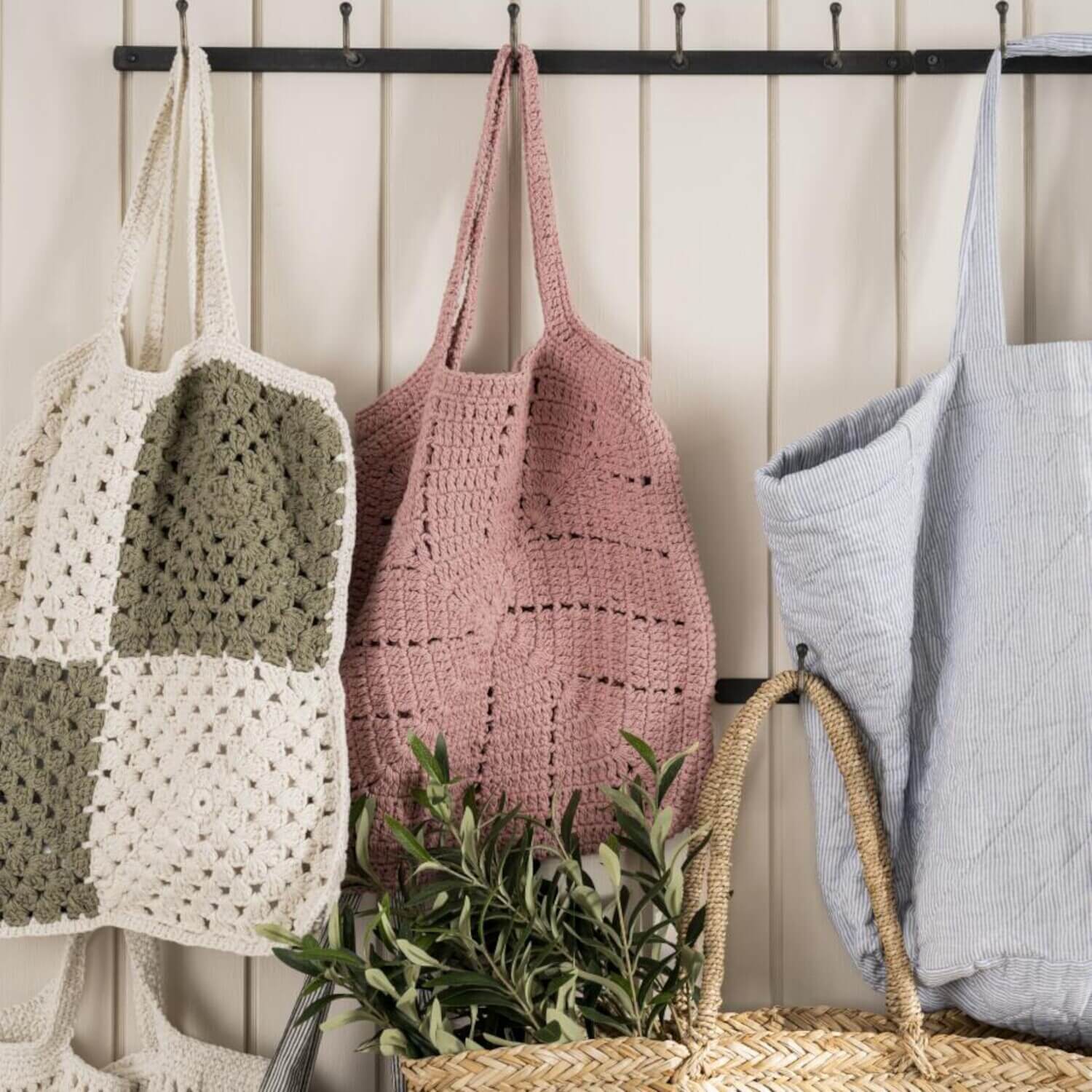 Gehäkelte Tasche mit Karomuster - 40x40 cm (Weiß/Olive) Ib Laursen