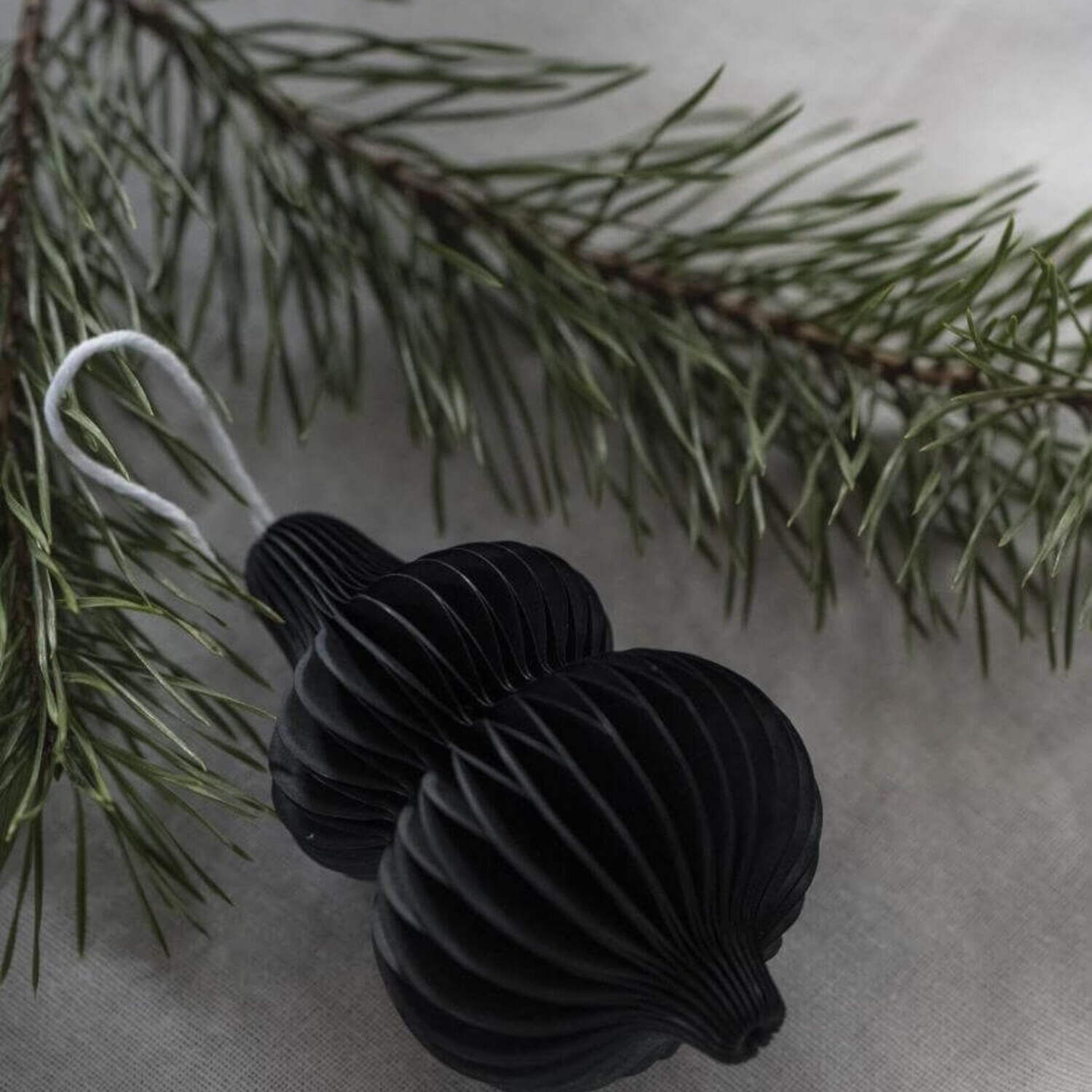 Weihnachtsschmuck zum Hängen "Tropfen" - 6x10 cm (Grau)