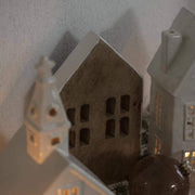 Deko-Haus aus Holz mit 8 Fenstern - 21,5 cm (Mango/Weiß)