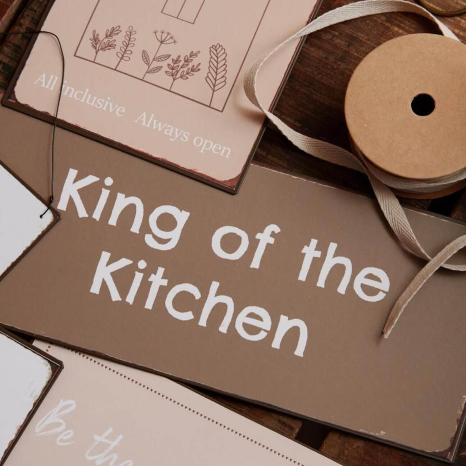 Metallschild "King of the kitchen" - 30,5x13 cm (Braun)
