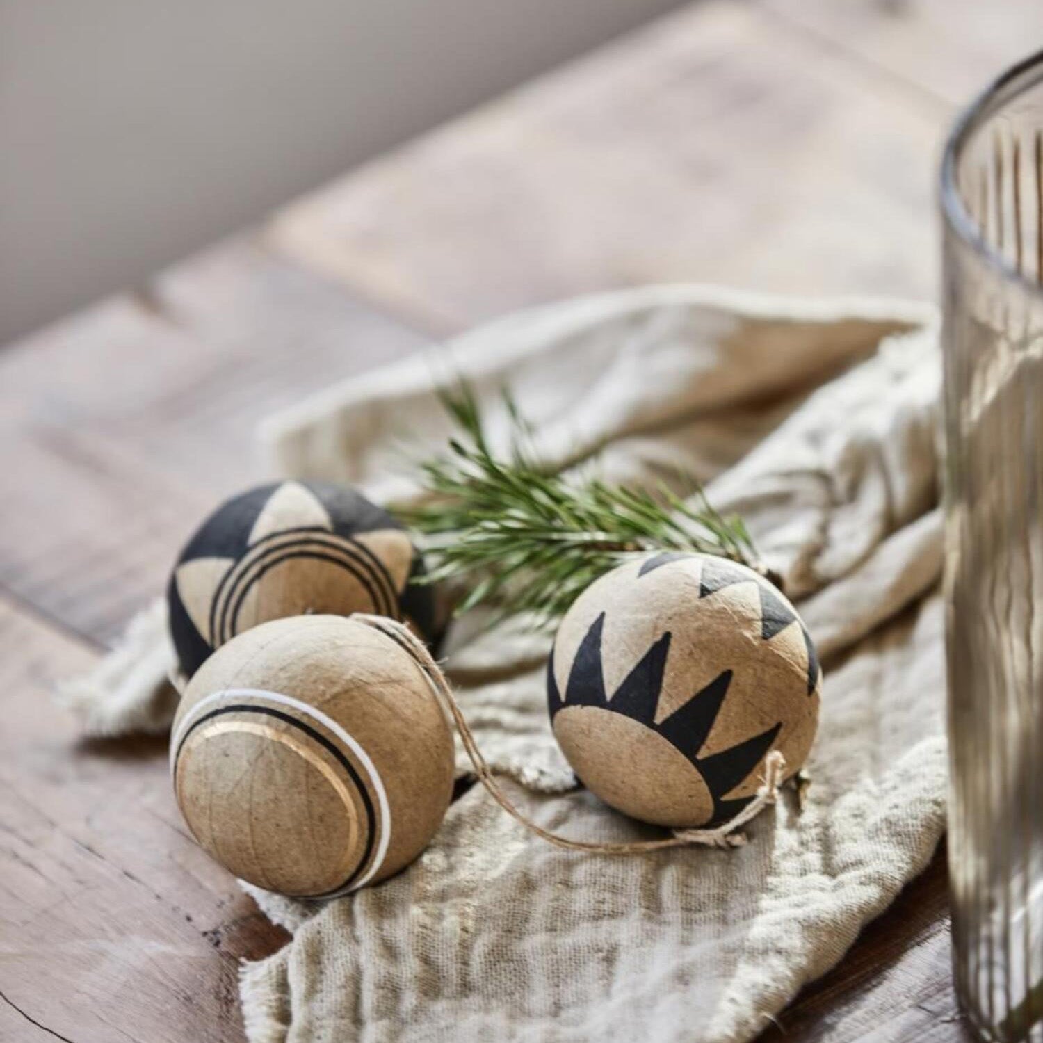 Weihnachtskugel aus Pappmaché mit Streifen - ø 5,8 cm (Natur/Schwarz) Ib Laursen