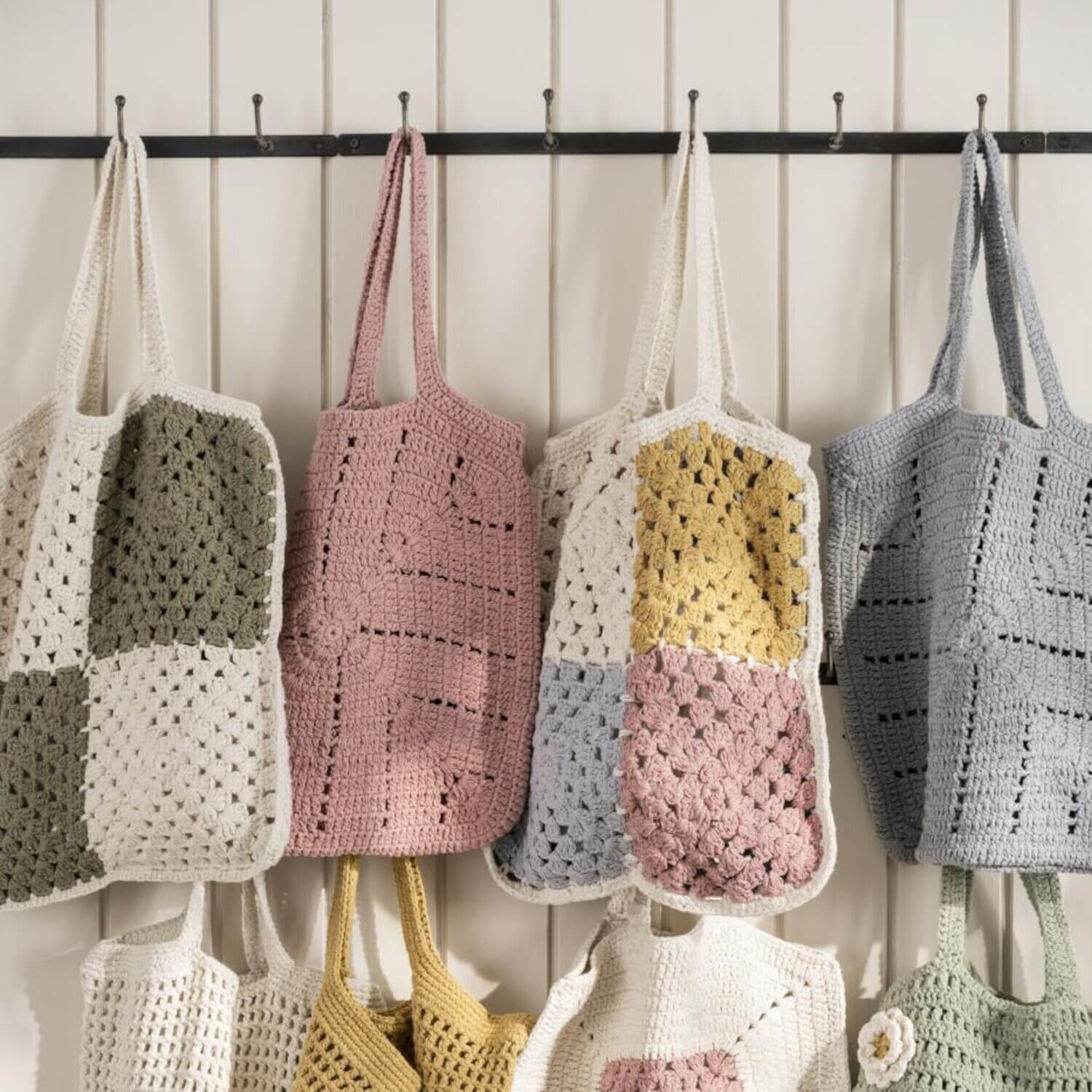 Gehäkelte Tasche mit Karomuster - 40x40 cm (Bunt)