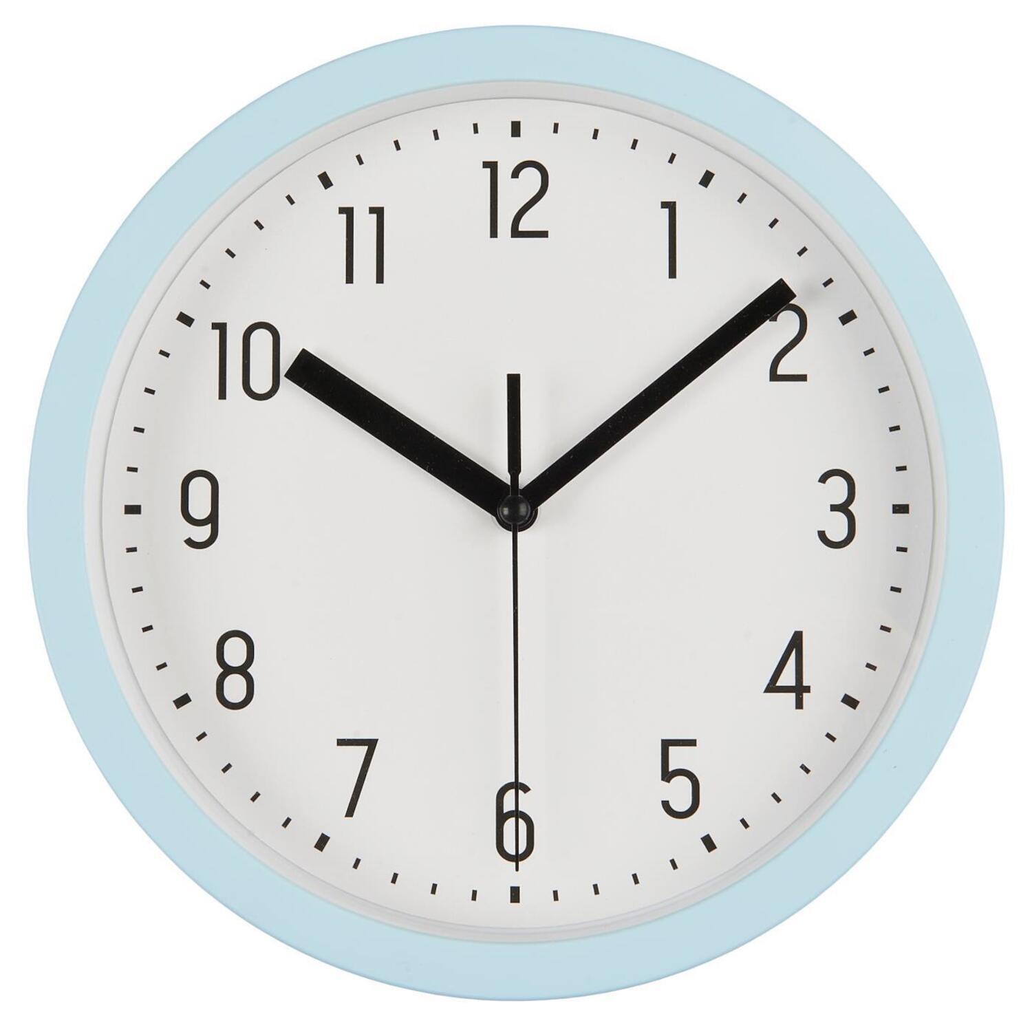 Türkisfarbene Wanduhr mit weißem Ziffernblatt, schwarzen Zeigern und arabischen Ziffern