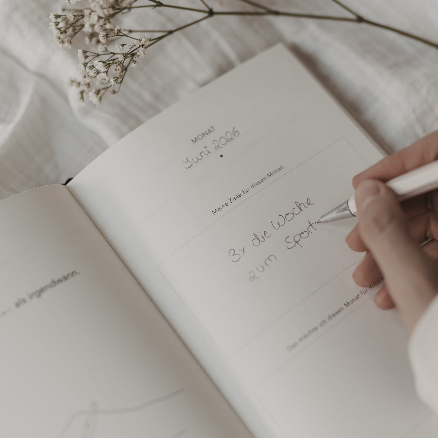 Terminkalender mit Notizseite; handschriftliche Einträge, Kugelschreiber an der Seite