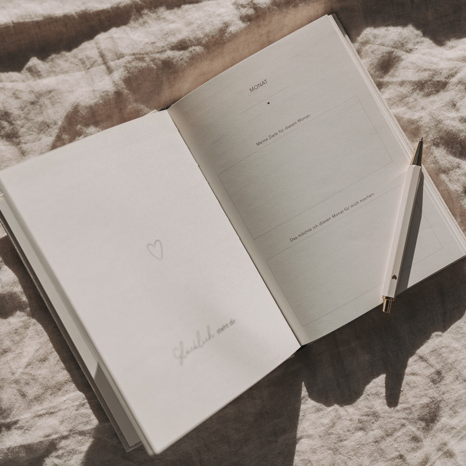 Terminkalender mit offener Doppelseite: handschriftlicher Grußbereich und Herz