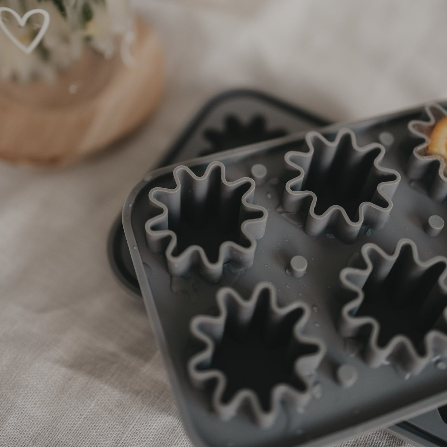 Eiswürfelform grau mit Blumen-Eiswürfeln, teilweise schon gelöst