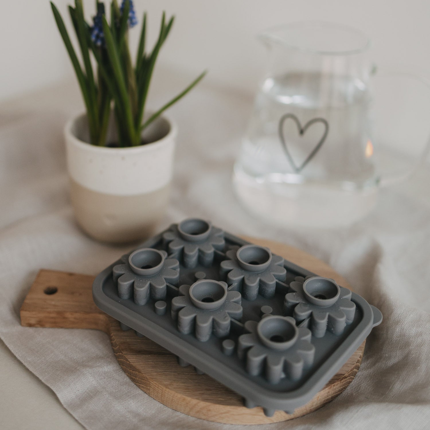 Eiswürfelform aus grauem Material mit Blumen- und Kreisförmigen Mulden