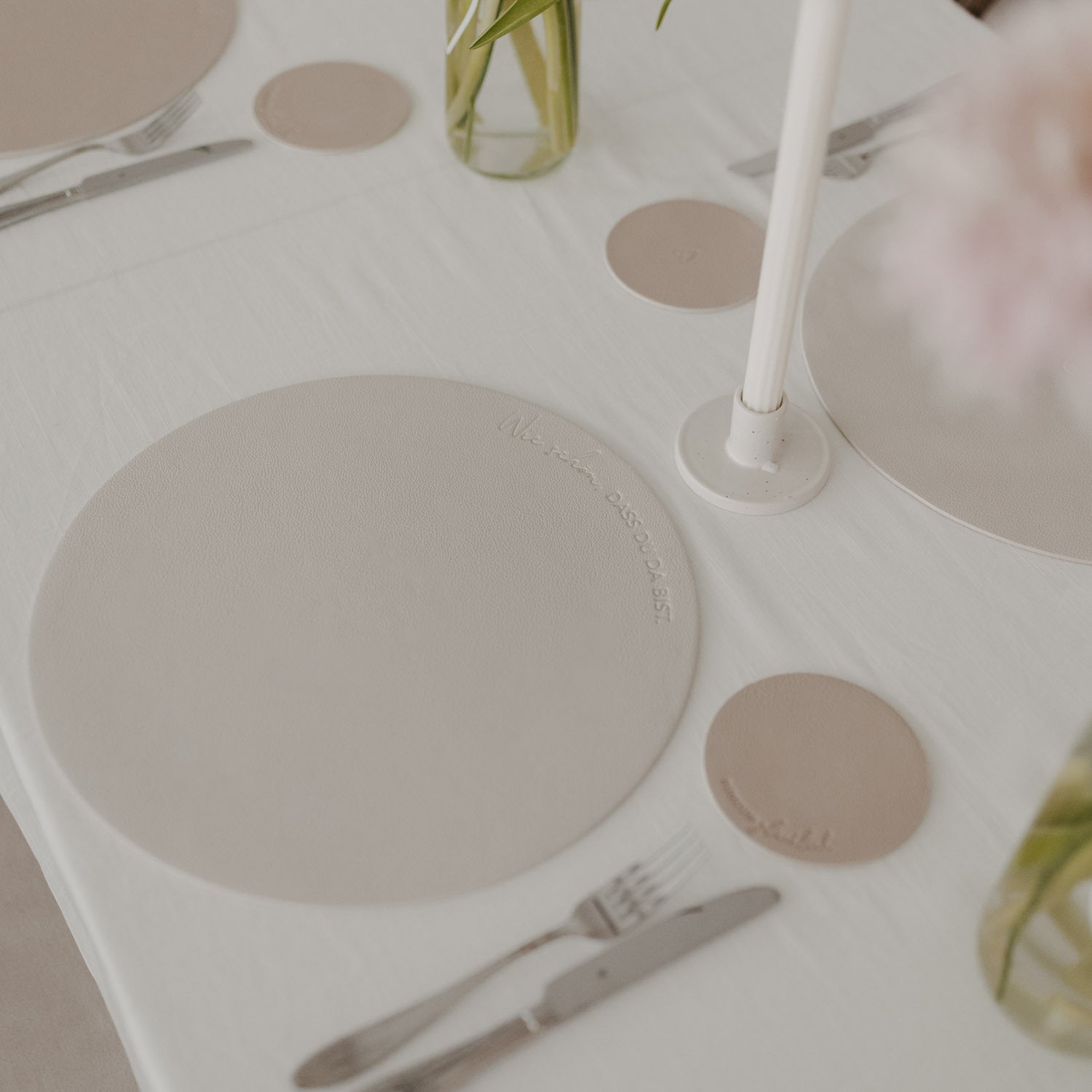 Wendbares Platzset, cremefarben mit eingestickten runden Flächen und beige Punkten