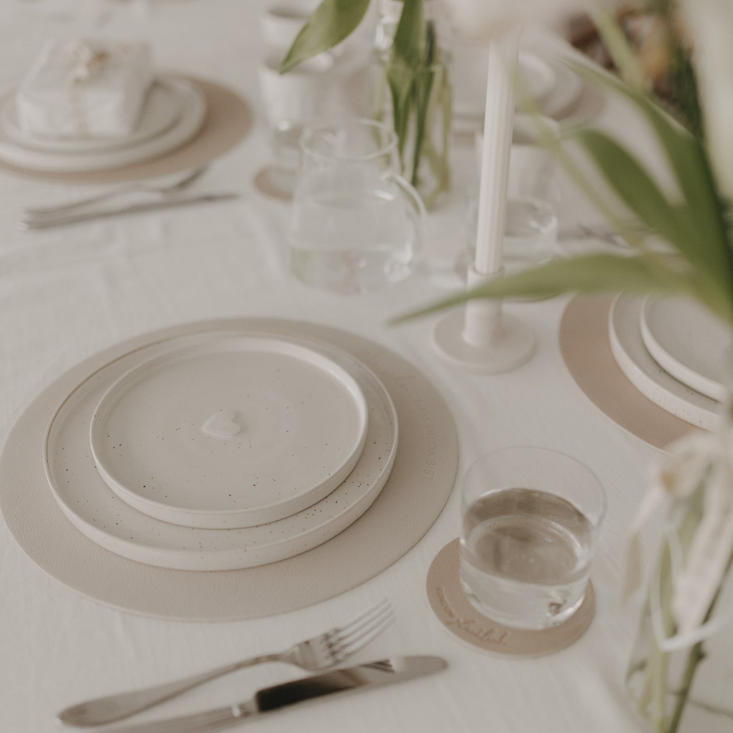 Wendbares Platzset, cremefarben mit runden geprägten Bereichen und Wende-Flächen