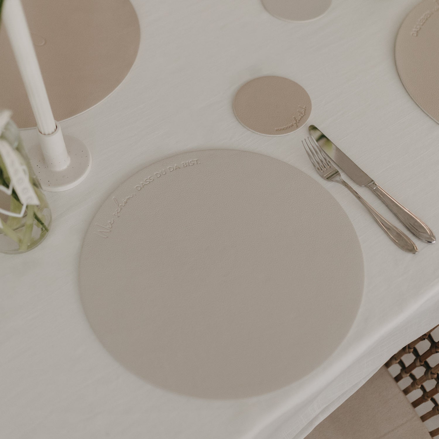 Wendbares Platzset, cremefarben mit großer runder Wende-Fläche und kleinen beige Kreisen