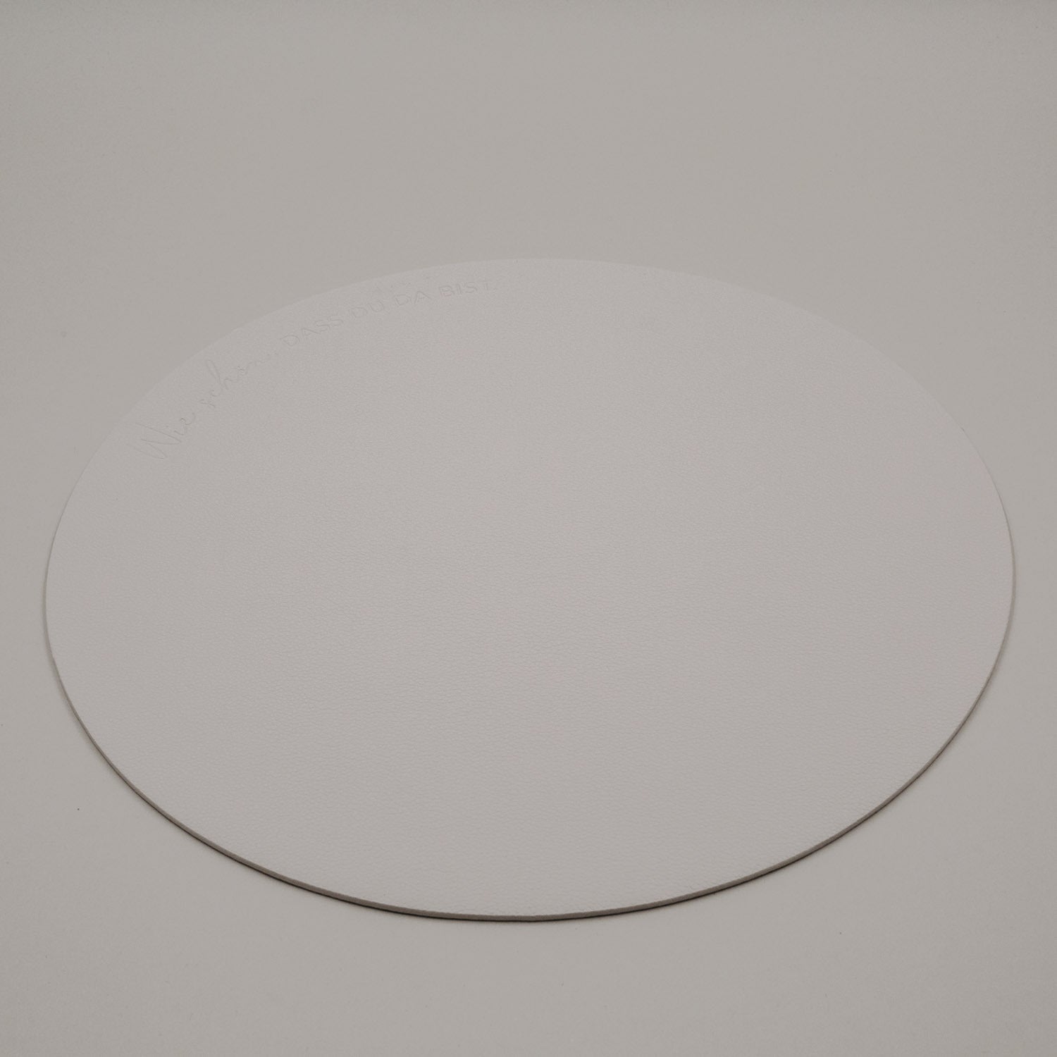 Rundes Platzset in hellem Creme mit schmalem Rand