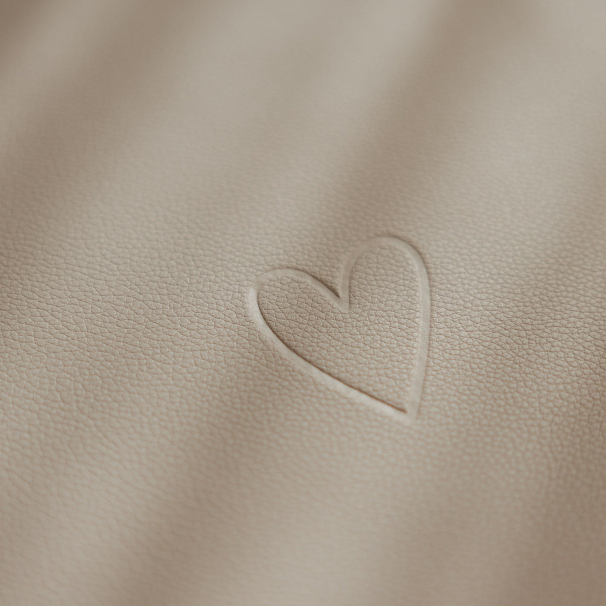 Detailansicht: beige Platzset mit erhabenem Herzmotiv.