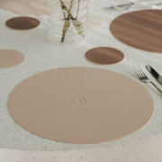 Wendbares Platzset „Schleife“ in Beige, rund mit geprägtem Schleifenmotiv