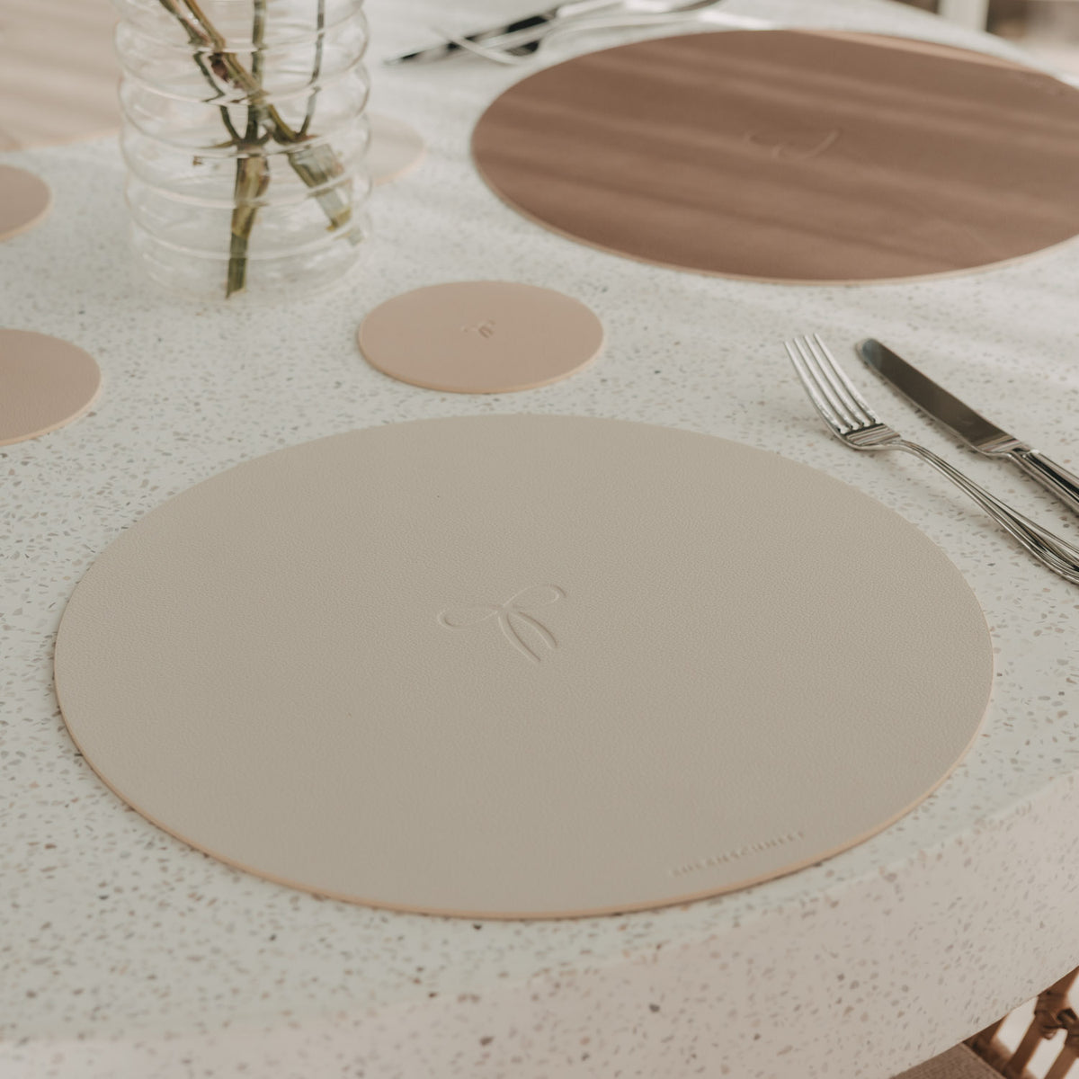 Wendbares Platzset „Schleife“ in Beige, rundes Design mit Schleifenprägung