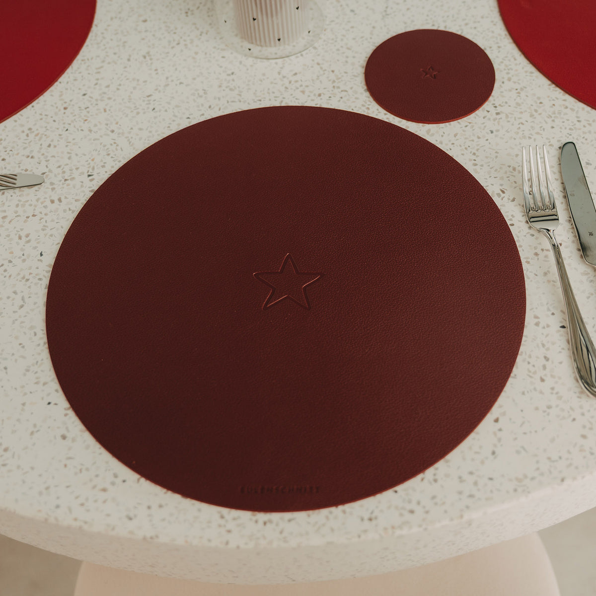Wendbares Platzset mit Sternprägung, rotes Design, rundes Platzset im Set sichtbar