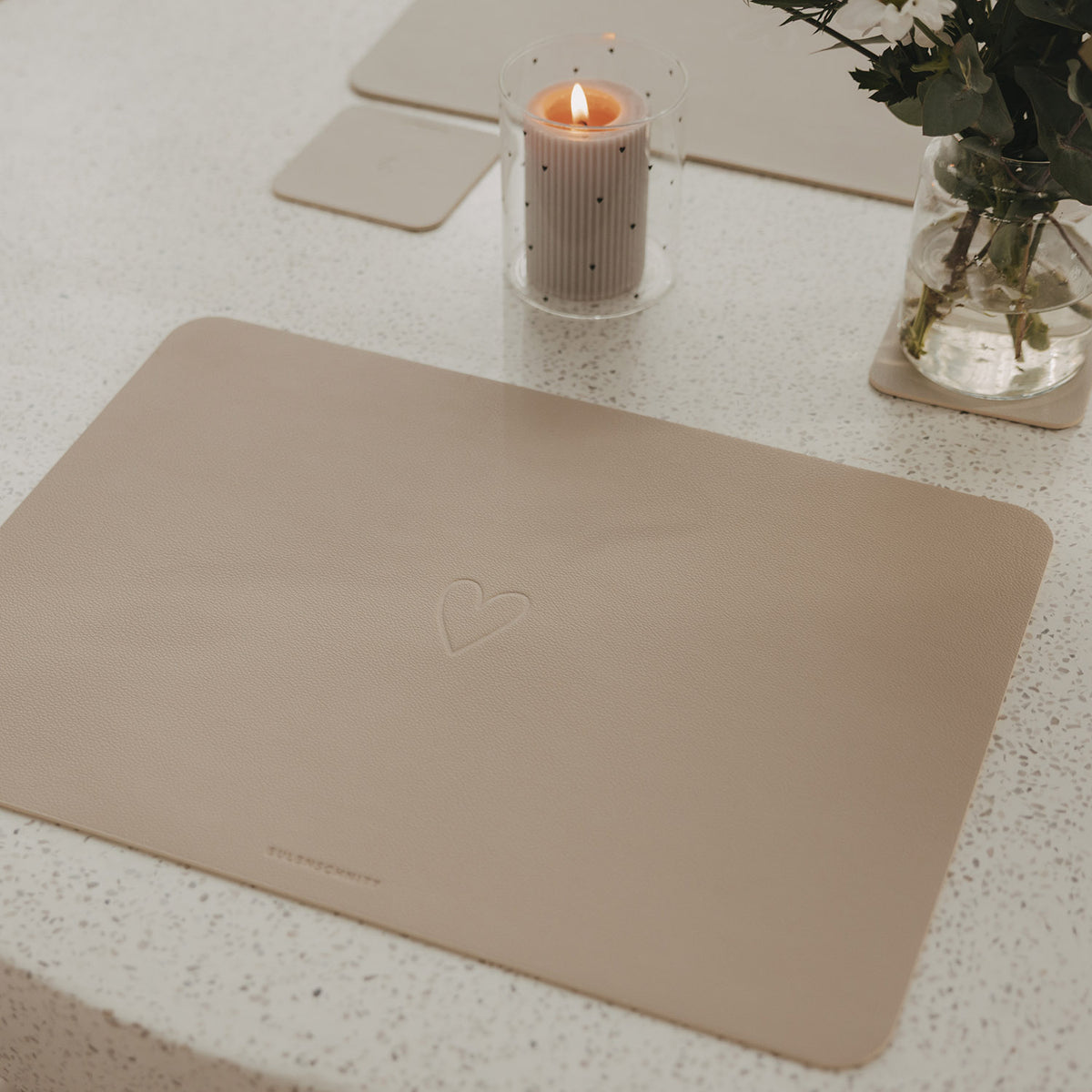 Beiges Platzset mit dezenter Herz-Prägung, 35 cm