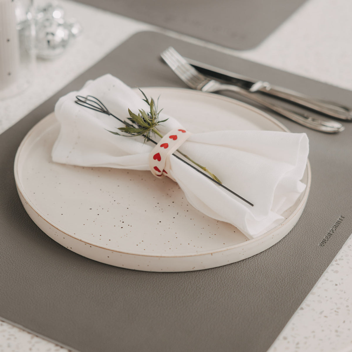 Grauese Platzset-Oberfläche mit leichter Struktur, 35 cm, Herz-Prägung nicht sichtbar