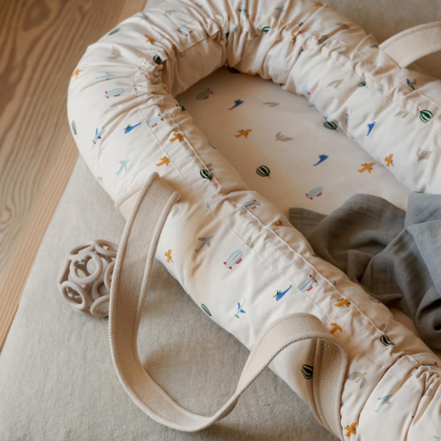 Babynest tragbar "Gro Printed - Flieger" - 76x32 cm (Ecru)