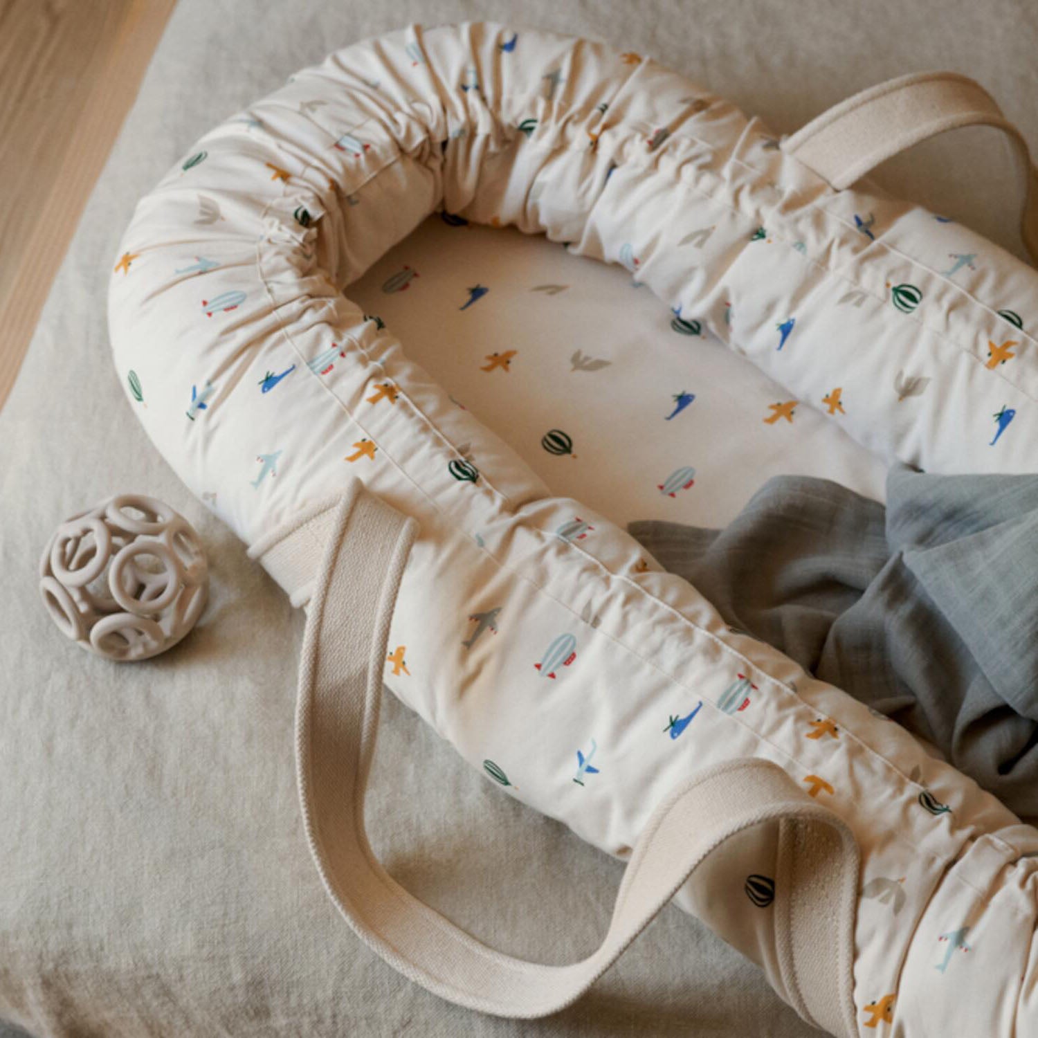 Babynest tragbar "Gro Printed - Flieger" - 76x32 cm (Ecru)