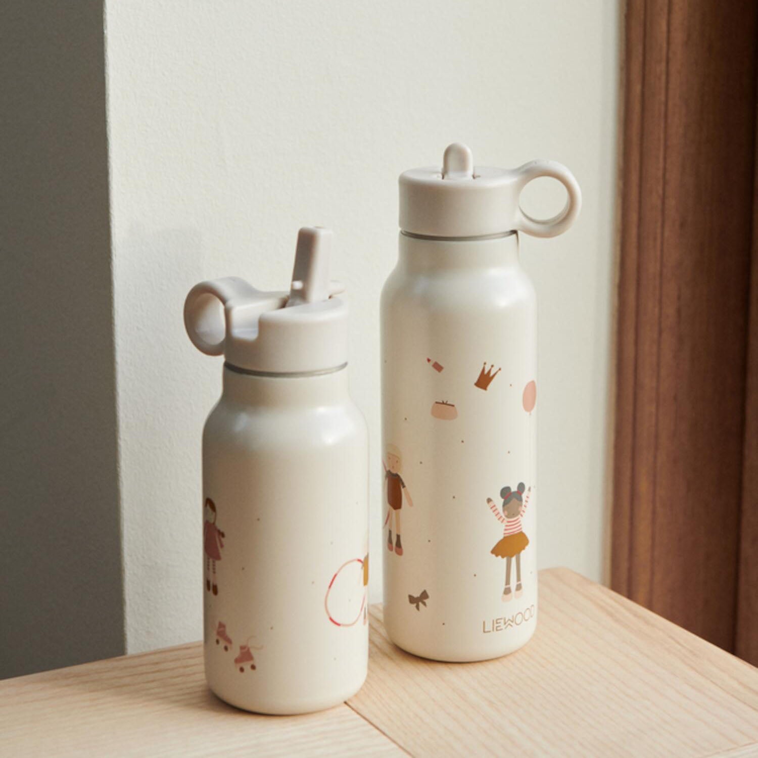 Zwei Kinder-Wasserflaschen, hellbeige Kunststoff, mit Trageschlaufen und Figurenmotiv