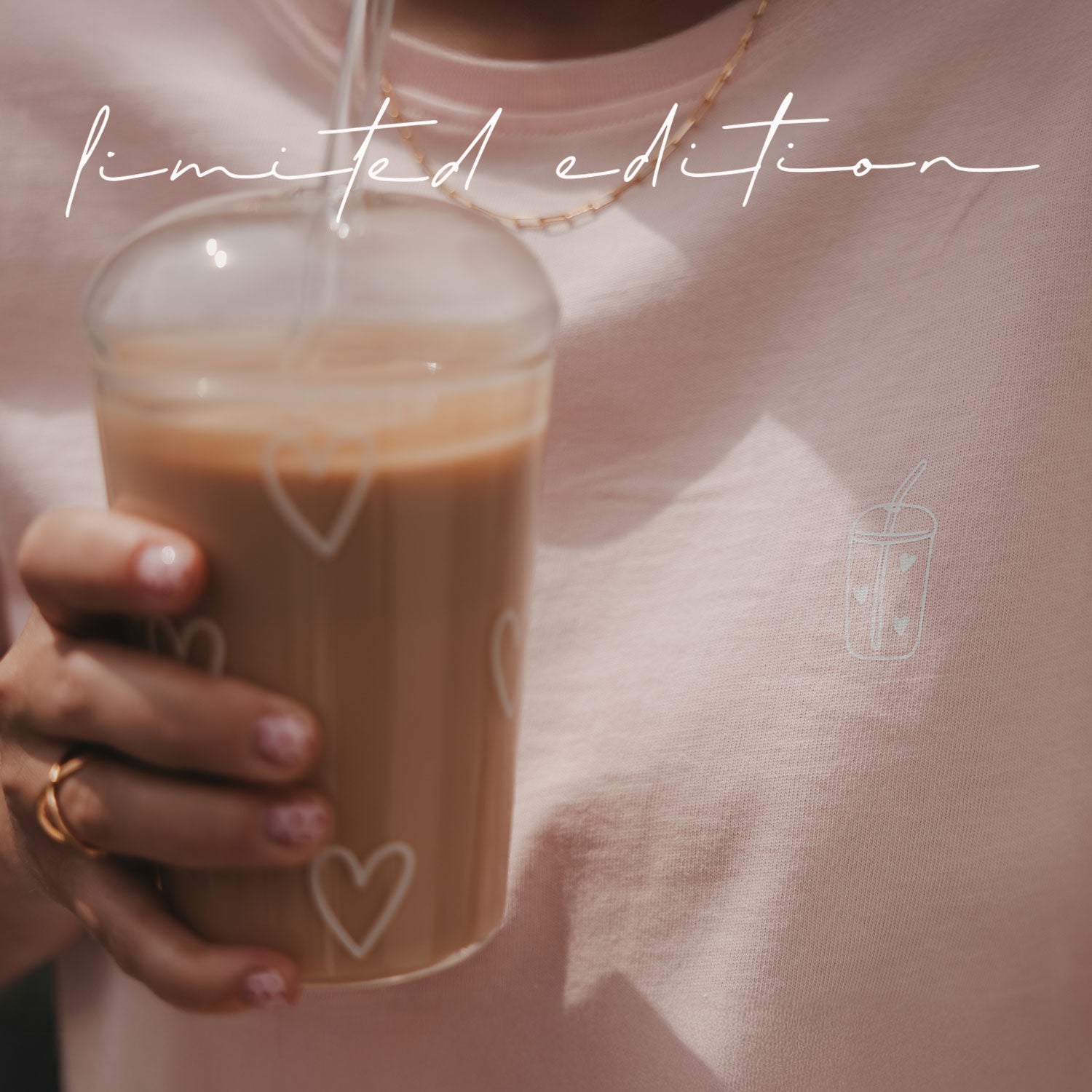 Rosa T-Shirt mit kleinem „Iced Coffee Club“-Print vorne