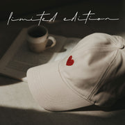 Beige Basecap mit rotem Herz-Logo auf der Vorderseite