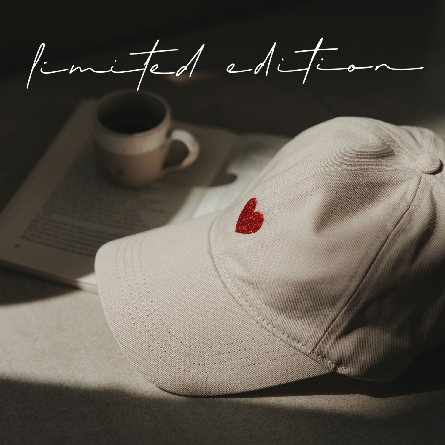 Beige Basecap mit rotem Herz-Logo auf der Vorderseite