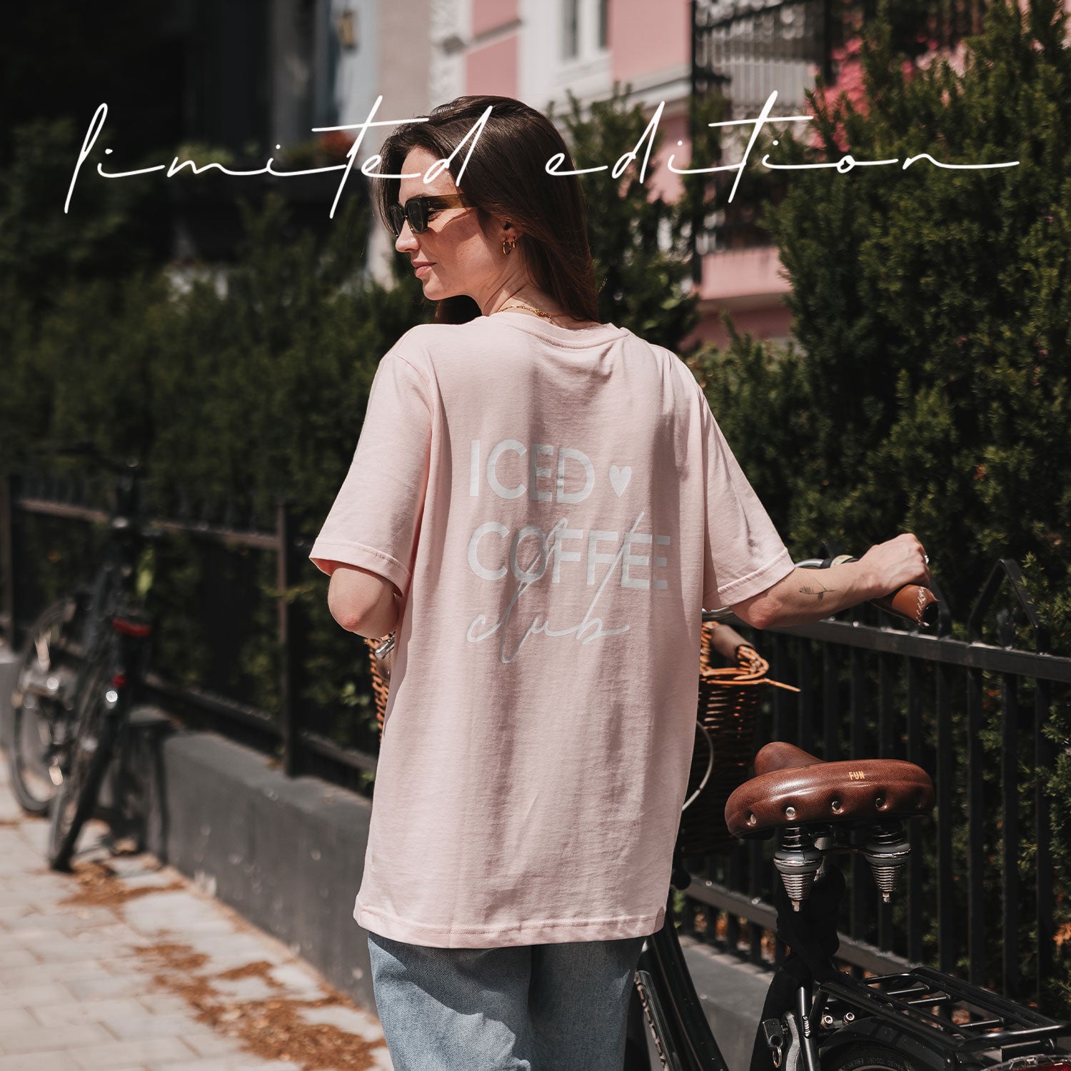 Rosa T-Shirt mit großem Rückenaufdruck „ICED COFFEE“