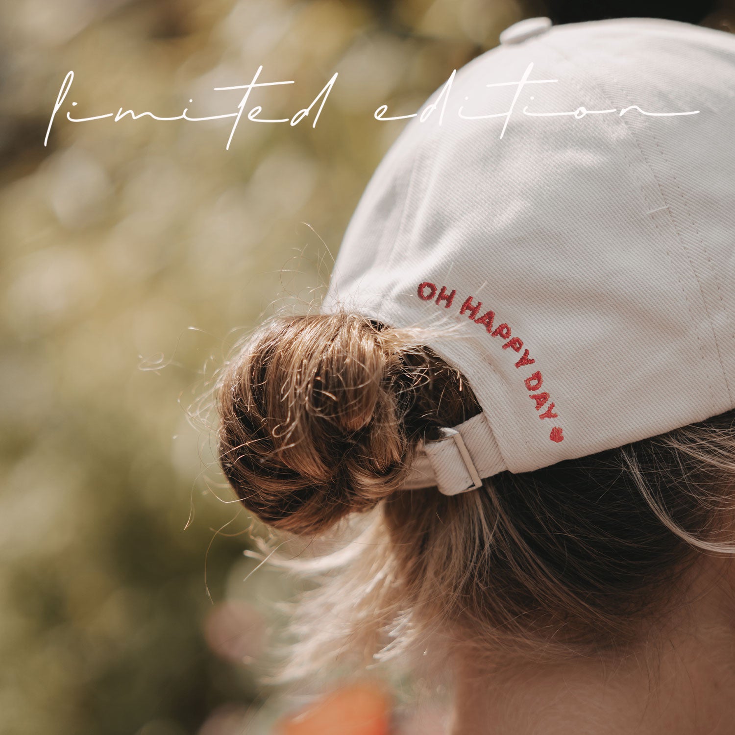 Beige Basecap mit roter Stickschrift „OH HAPPY DAY“ vorne