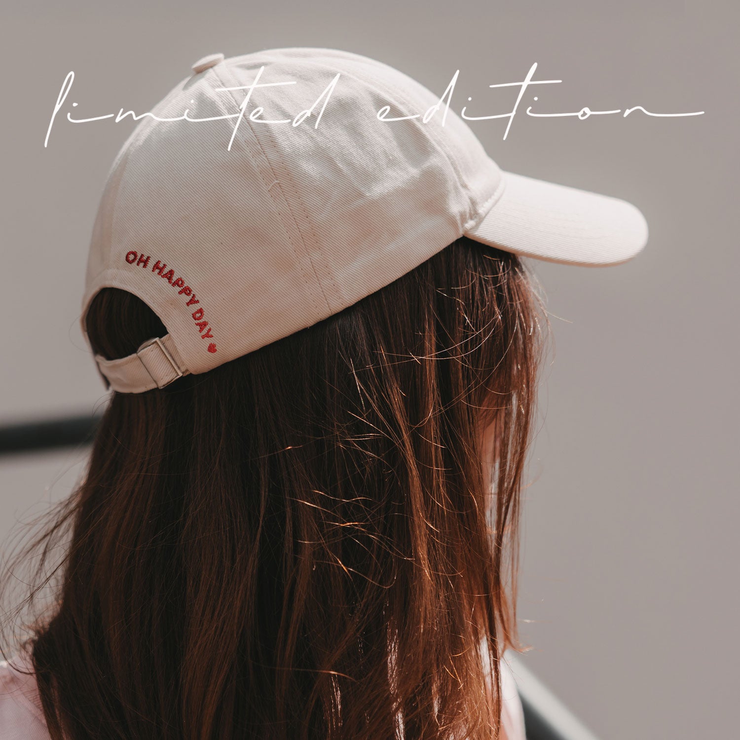 Beige Basecap mit roter Schrift „OH HAPPY DAY“ auf der Front