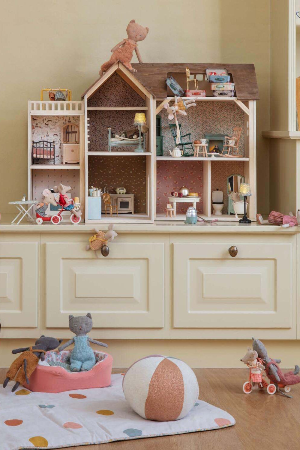 Miniatur-Eckschrank in Puppenstube mit offenen Regalfächern und Fronttür